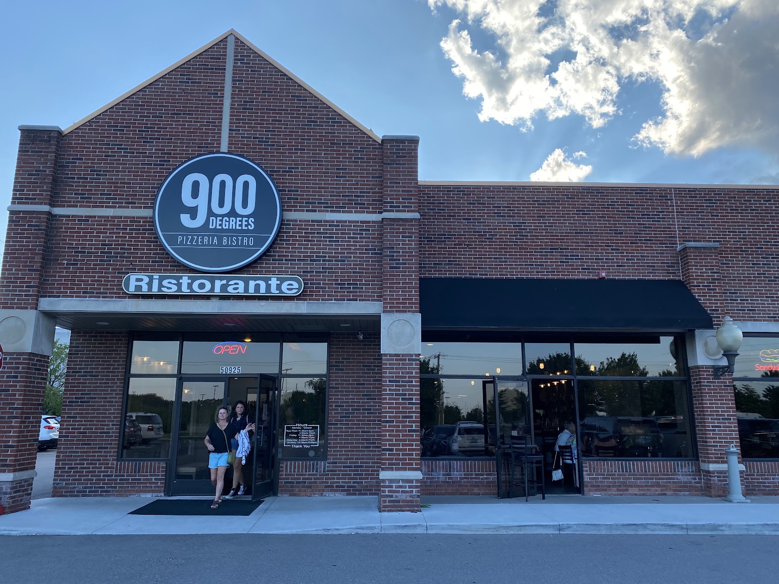 900 Degrees Pizzeria Bistro in Shelby Township